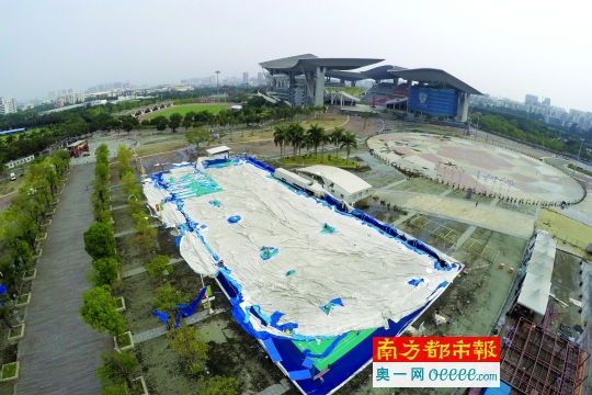 广州奥体中心:羽毛球馆不是雨浇倒 而是风吹塌
