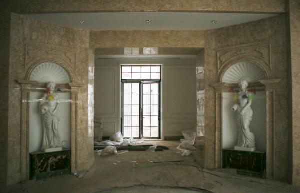 类似会所的地下一层有断臂维纳斯雕塑,地下室面积约为3000平。 澎湃新闻记者 贾亚男 图