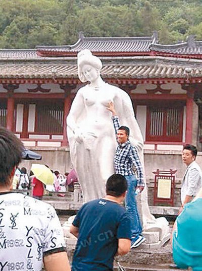 杨贵妃雕像遭袭胸