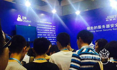 椒图科技助理总经理吴康在博览会上为观众分享了主题演讲《windows系统中错误的句柄引用所引发的漏洞》,和参会观众深入研究内核加固技术,演讲厅内观众爆棚,引发内核加固技术爱好者的强烈共鸣。