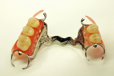 活动假牙/义齿该如何护理?