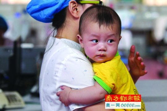 5月6日，深圳市人民医院，一名护士抱着7个月大的等等。南都记者 刘有志 摄