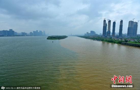 资料图：湘江长沙段银盆岭大桥附近。李健 摄 CFP视觉中国