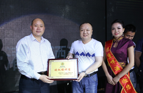 英俊潇洒的东莞电视台金牌主持人邹炎青先生和有莞台"董卿"之称的叶纯图片