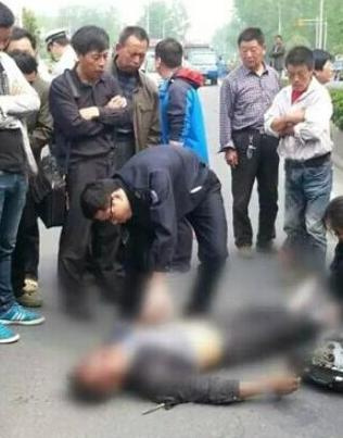 响水县:摩托车快速横穿马路被大巴车撞死