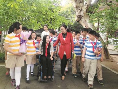 "昨日,全国道德模范董明在省武昌实验小学给孩子们上了特色的一节课.