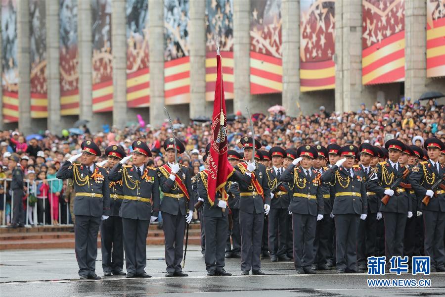 吉尔吉斯斯坦举行纪念卫国战争胜利70周年阅兵仪式(组图)