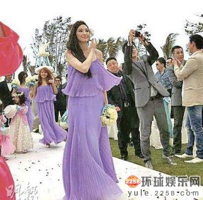 心机重!盘点婚礼抢新娘风头的明星伴娘