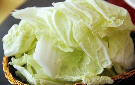 大白菜大白菜中膳食纤维和维生素a含量高,阳光刺眼的夏季多吃新鲜的