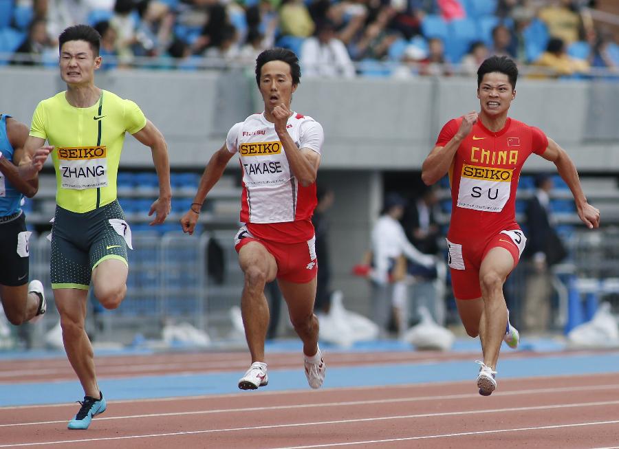张培萌,日本选手高濑慧和中国选手苏炳添(从左至右)在男子100米竞赛中