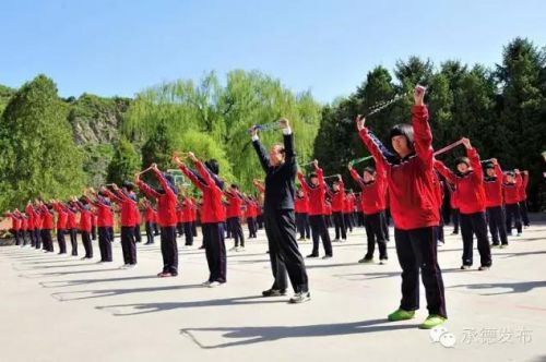 温家宝到承德六道河中学作地理讲座并借住一晚