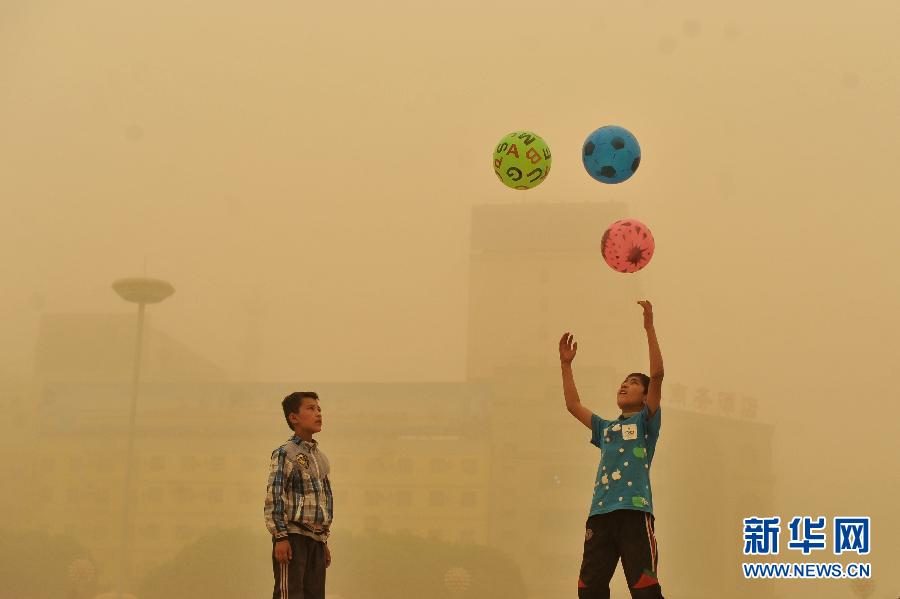 新疆喀什地区遭遇特大沙尘暴天气(图)