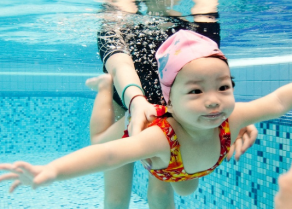 傲视全球的顶级婴幼儿游泳是怎样炼成的(组图