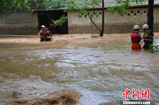 广西桂林拉响洪水预警 2名村民遭洪水围困(图