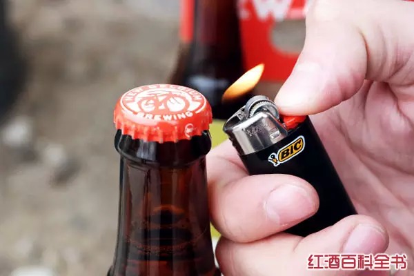 7种奇葩的啤酒开瓶法,安全带,打火机等用上了!