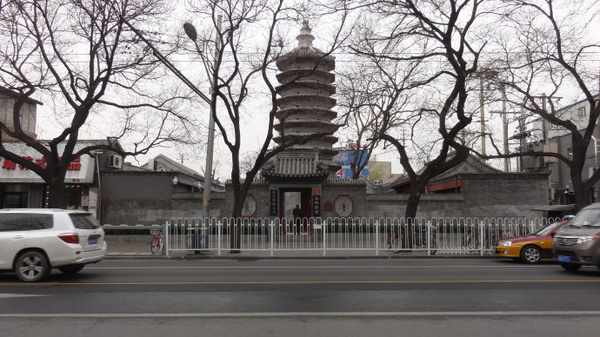 位于北京西城区的西四南大街砖塔胡同因胡同东口有一座八角七重檐的青