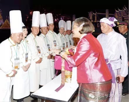 眉州东坡厨师团队向泰国公主赠送眉州东坡香肠
