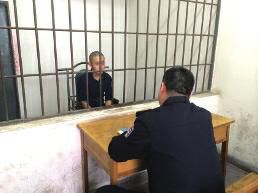 两男子网购迷药,用陌陌聊天约一女子出来,将其迷晕后架到招待所抢走财物。目前,两男子因涉嫌麻醉抢劫被刑拘。