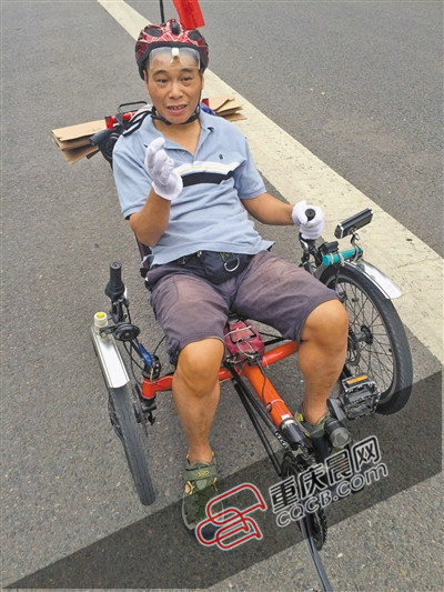 男子骑躺式自行车上路 爱车前面装行车灯(图)
