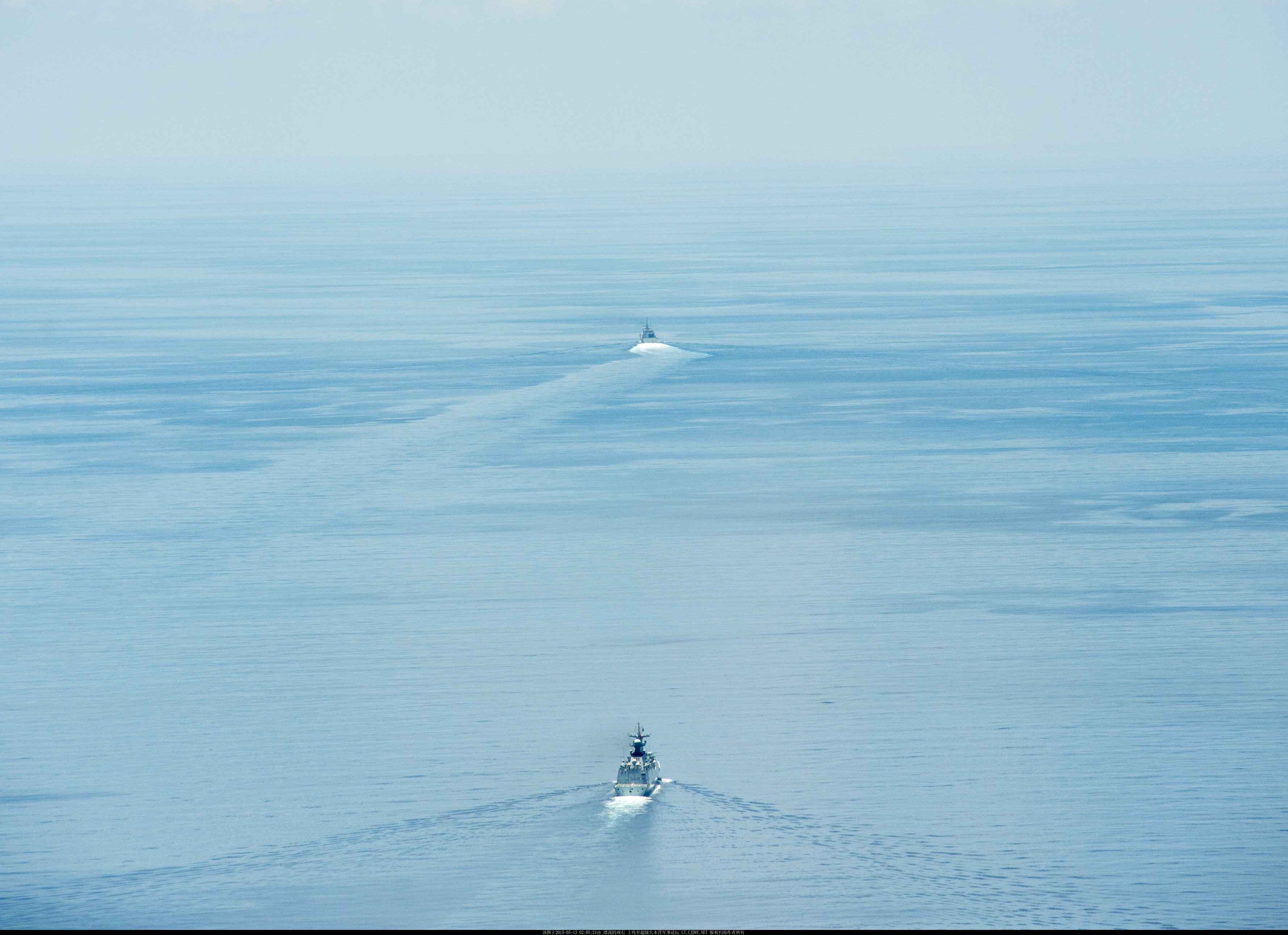 （右键点击图片选择“在新标签页打开”可看超清晰大图）美国海军官网发表后又被撤下的054A“盐城”舰跟踪“沃斯堡”号照片