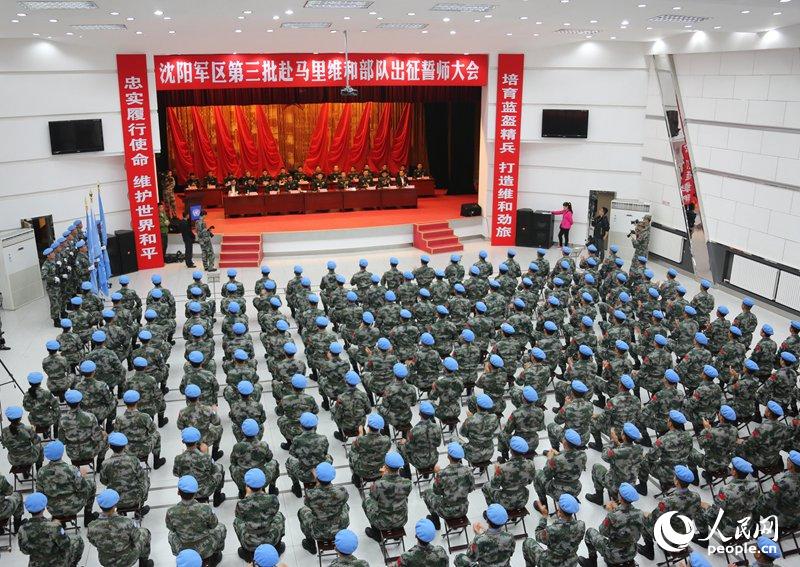 5月12日上午,沈阳军区在驻辽宁海城某部举行出征誓师大会,图为会议
