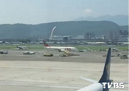 韩班机降落松山机场不慎擦撞另一班机 无人受伤