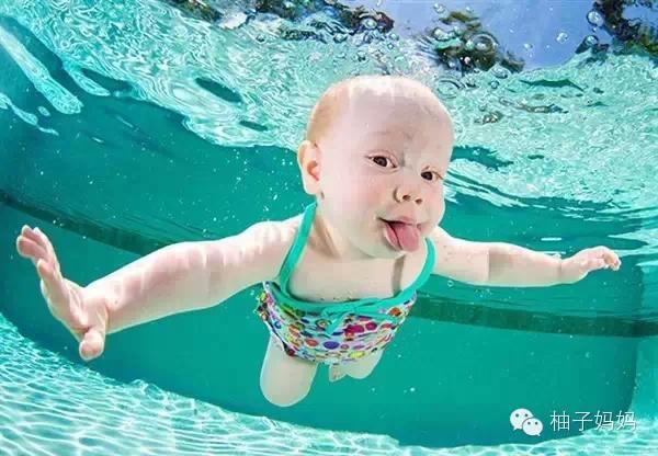 宝宝潜水照萌化了,妈妈该如何引导宝宝游泳呢