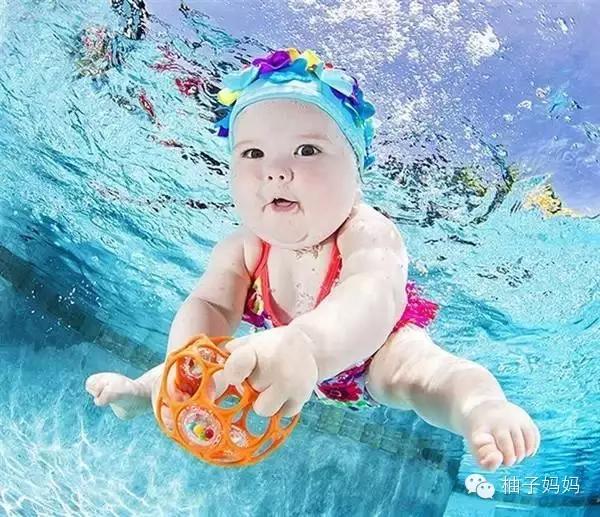 宝宝潜水照萌化了,妈妈该如何引导宝宝游泳呢
