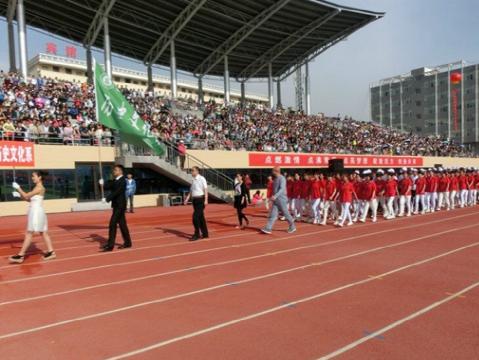 2015年5月7日上午8时,吕梁学院全体师生汇聚在万人体育场上迎接激动