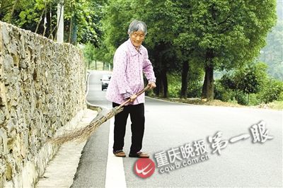 劉正明白叟正在打掃公路