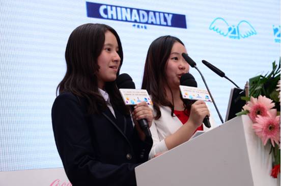 赛事精英选手代表北京语言大学李靖琳(右)、北京四中刘海琳发布全年公益活动计划