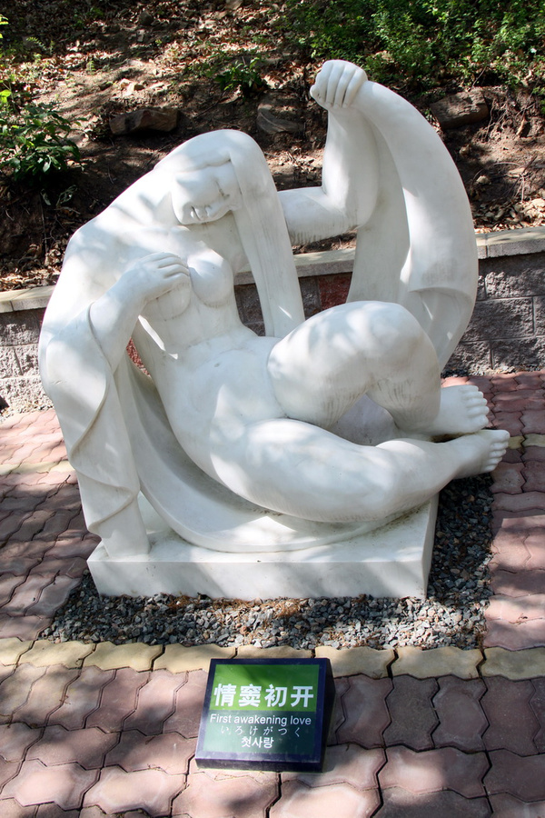 这是一尊不锈钢的肥臀女性雕塑 还有很多的作品希望你到这里亲自鉴赏