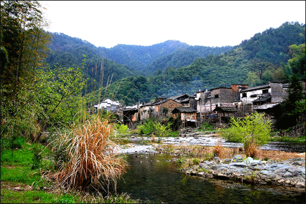 旅游 正文  瑶里古镇境内旅游资源十分丰富,素有"瓷之源,茶之乡,林