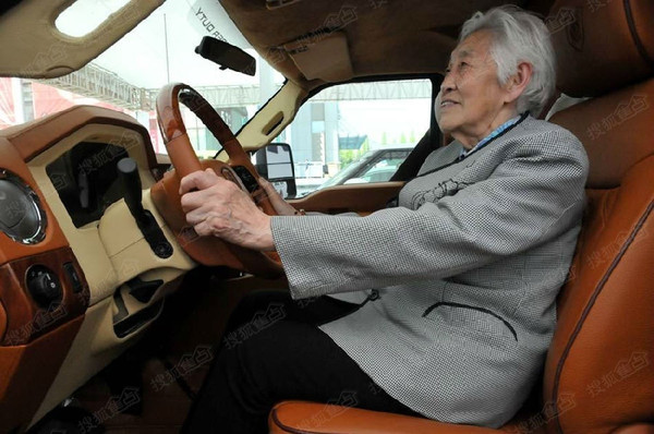 90岁老太青岛逛车展 豪言要把好车坐遍