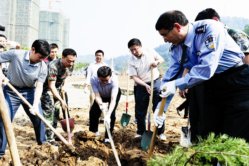 韩林姚)14 日,宜昌市"劳模林"落成揭幕仪式暨义务植树活动在点军区