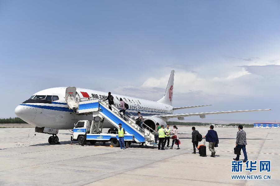 5月15日,嘉宾和机组人员在克拉玛依机场合影,庆祝航线开通.