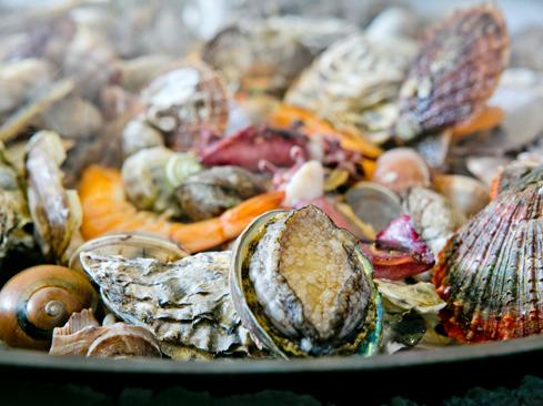 青岛大锅蒸海鲜_探访青岛胶东菜：海鲜清新炒菜咸面食花样多