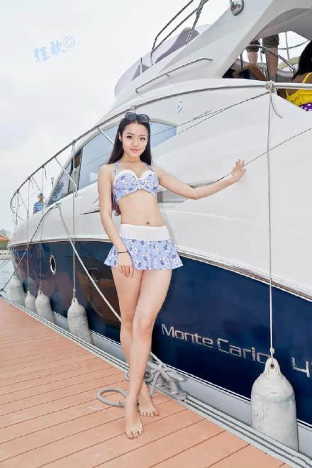 深圳:美女在豪華游艇上秀新潮內(nèi)衣