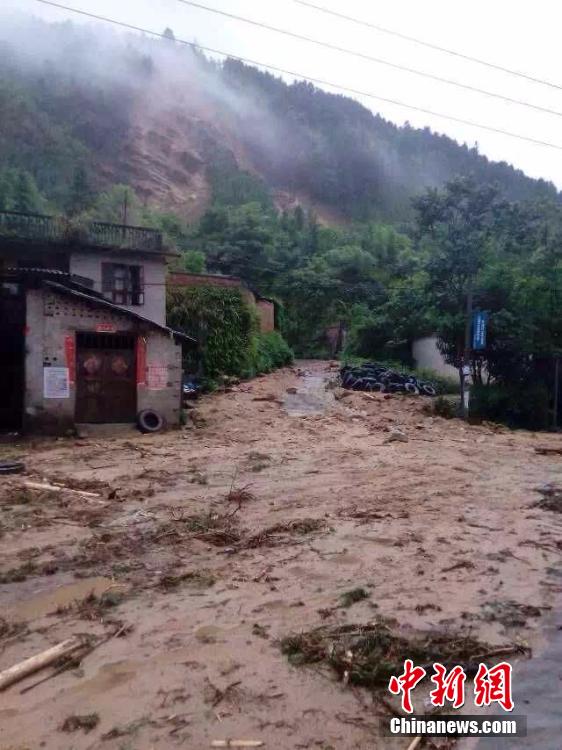 5月15日,广西北部普降暴雨,地处桂北山区的融水县三防镇3小时降雨量达