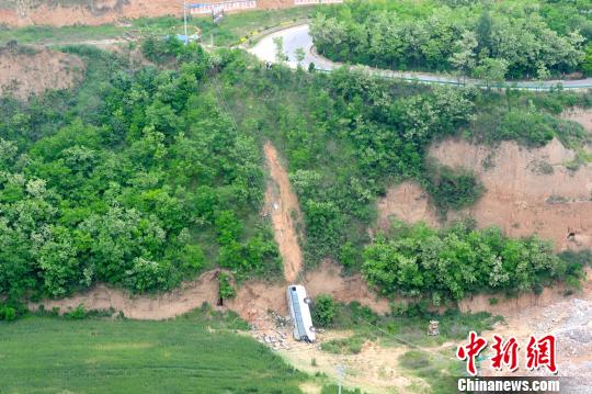 张一辰 阿琳娜 15日下午,陕西省淳化县境内发生一起大巴车坠崖事故