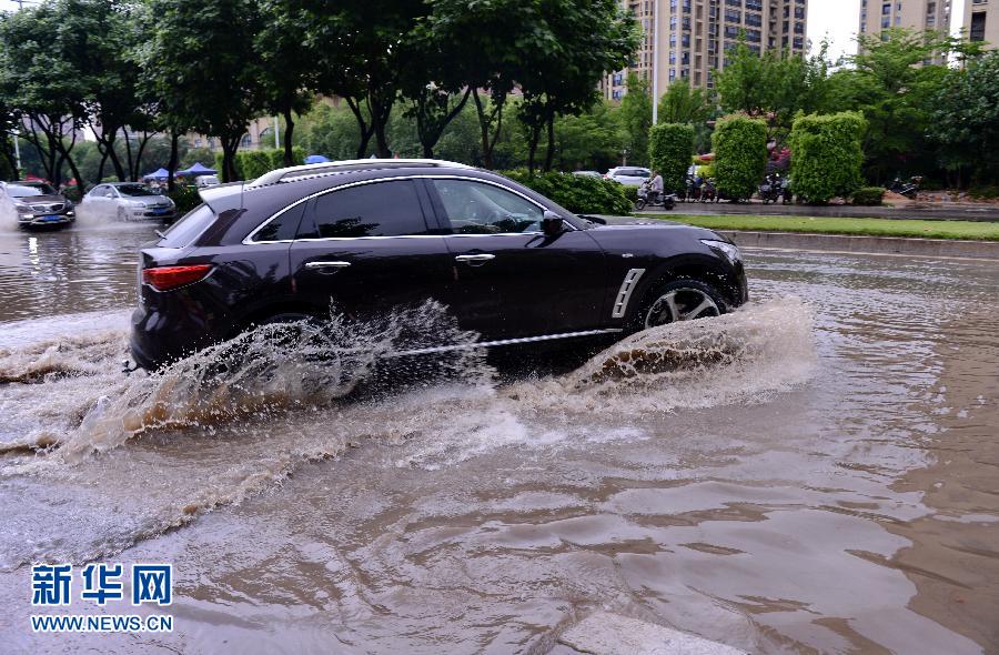 时许,福州地区普降暴雨,造成部分城区出现积水内涝,一些车辆进水熄火