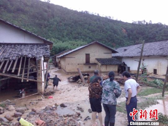 暴雨袭击广东韶关 2万亩西瓜被水淹(图)
