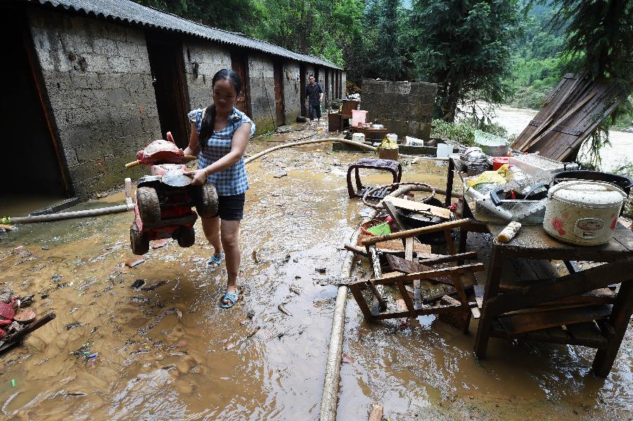 5月16日,广西融水苗族县三防镇,洪水过后,在清理的物品.