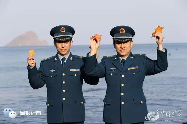 袁文配图:空军双胞胎军官同时获越级提拔.