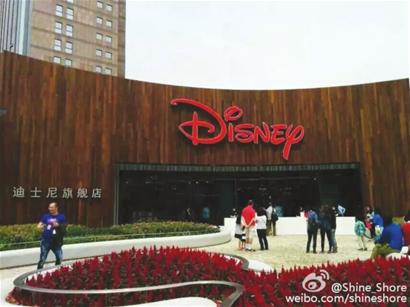 本报讯 (记者 贺 玥)全球最大的迪士尼旗舰店落户浦东陆家嘴,本周三,这座孩子们的“梦幻天堂”将正式对外迎客。上海迪士尼商店商品种类多达2000种,其中有99%的商品仅在全球迪士尼商店发售。