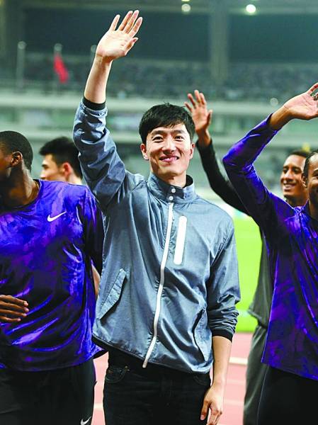 2015国际田联钻石联赛上海站,刘翔在退役仪式上与观众挥手告别