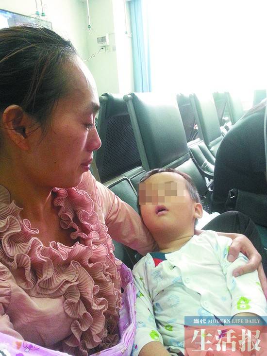 广西:2岁男童遭二伯灌烈酒 酒精中毒变痴呆
