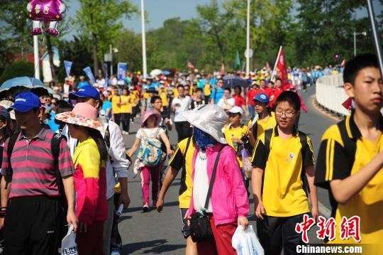 民众参与大连国际徒步大会 刘美行 摄