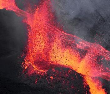 喝岩浆白色岩浆地底下面是不是火山岩浆喷发岩浆活动熊熊烈火岩浆模型