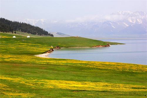 新疆赛里木湖进入最佳旅游季节 游人流连忘返